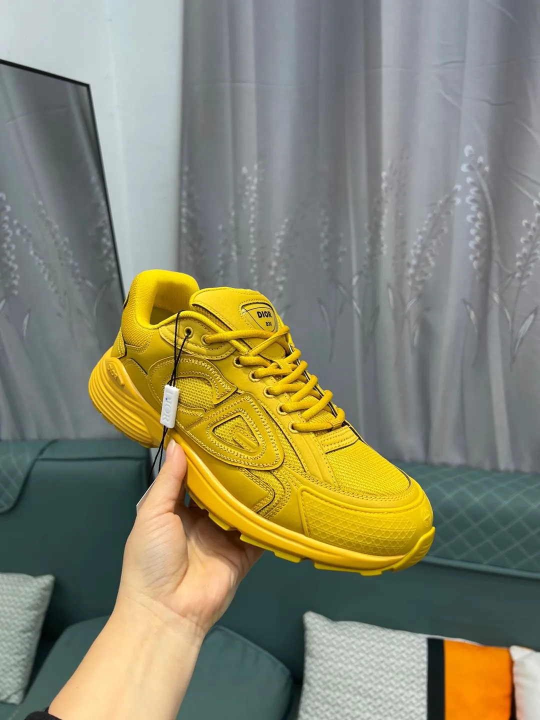 Men's shoes 💰600 high version joint model 🍸 Dior Dior The Island co-branded B30 sneakers follow the trend of the retro market and are Dad Shoes style shoes. The Dior logo on the tongue also indicates that this pair of shoes is the B30 model! B30 uses fine-textured leather and mesh cloth materials to form a shoe body. There are conspicuous letters CD on both sides of the shoe body to indicate the identity. Many lines on the shoe body outline the details, making the shoes look less monotonous and full of retro flavor. ♺ Upper: Original customized technical fabric + mesh ♺ Inner lining: Original customized breathable lining ♺ Outsole: Original molded IP foam + TPU outsole ♺ Heel height: 3.5cm ♺Code number: 39-44 (45 46 customized)